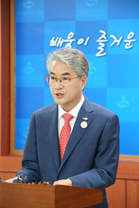 박종훈 교육감이 25일 도교육청 브리핑룸에서 기자회견을 열어 경남학생인권조례안 관련 기자회견을 하고 있다.