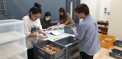 경남발전연구원 역사문화센터가 국가귀속유물 824점을 창녕박물관에 인수했다. 사진은 유물을 정리 중인 박물관 관계자들.
