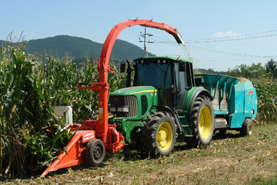 트렉트 일관 장비를 이용해 옥수수를 수확하는 모습.