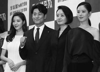 tvN 월화드라마 `60일， 지정생존자` 제작발표회에서 배우 김규리(왼쪽부터)， 지진희， 배종옥， 강한나가 포즈를 취하고 있다.