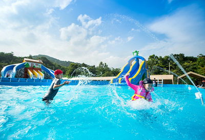 어린이들이 ‘가야물놀이장’에서 물장구를 치며 물놀이를 즐기고 있다.