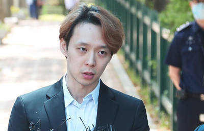 마약 투약 혐의로 구속기소 된 가수 겸 배우 박유천 씨가 수원구치소를 나와 취재진 질문에 답하고 있다.