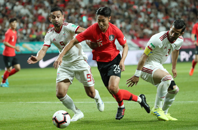 서울월드컵경기장에서 열린 축구대표팀 한국과 이란의 평가전에서 백승호가 볼 다툼을 벌이고 있다.