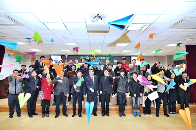 남해군이 지난 3월 개최한 청년 진심 토크 행사에서 참가자들이 종이비행기를 날리는 모습.