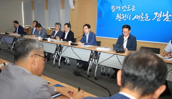 1일 경남도청 도정회의실에서 김경수 도지사가 ‘일본 수출규제 대응방안 회의’를 주재하고 있다.