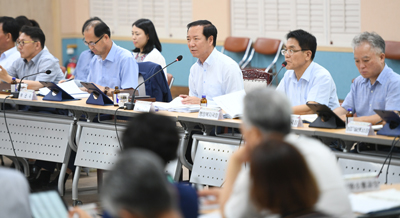 거창군이 개최한 미래 먹거리 사업 발굴 보고회에서 참가자들이 토론하는 장면.