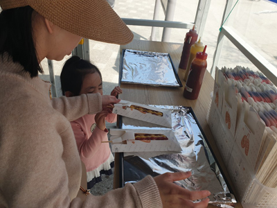 한국도로공사가 경부고속도로 언양휴게소 열린매장 먹거리 친환경 포장 서비스를 제공한다. 사진은 친환경 포장지를 이용하는 고객.