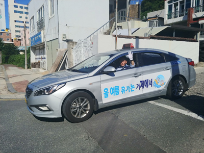 지난 5일 택시 민생투어에 나선 김한표 의원이 손을 흔들고 있다.