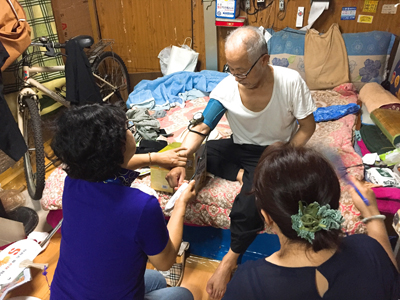 김해시가 다음 달 30일까지 폭염취약가구를 대상으로 방문건강관리 서비스를 제공한다. 사진은 지역 한 폭염취약가구가 간단한 진료를 받고 있는 모습.