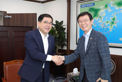 허성무 창원시장이 해양수산부 문성혁 장관을 만나 마산항 관련 현안사업에 대해 논의했다.