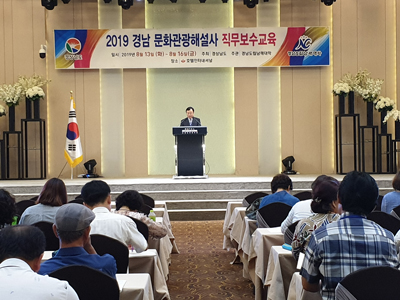 박석규 남해대학 평생교육원장이 축사를 하고 있다.