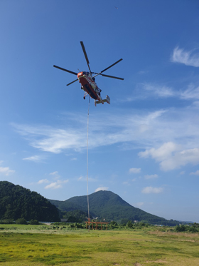 양산산림항공관리소가 등산로 정비사업을 위해 대형 헬기를 지원한다.