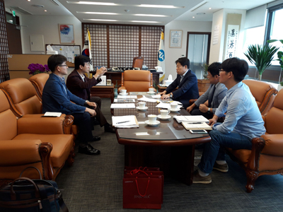 조규일 진주시장이 한국방송통신대학교 총장실을 방문해 경남지역대학 이전 계획 등을 논의했다.