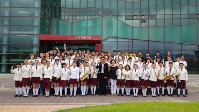 15일 함양문화예술회관에서 하동윈드오케스트라 단원들이 오케스트라 지역부문 금상을 수상한 후 기념촬영을 하고 있다.