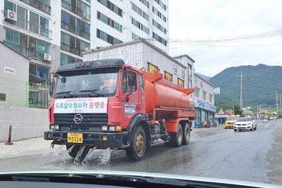 남해군이 폭염 기간 중 운행하고 있는 도로살수차.