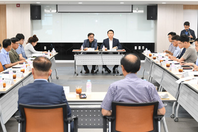 양산시가 지난 20일 일본의 수출규제 조치에 따른 민ㆍ관 합동대책 2차 간담회를 열고 회의를 진행하고 있다.