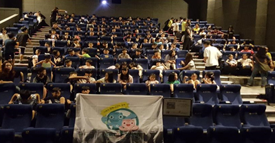 국민건강보험공단 하동남해지사가 실시한 영화관람 활동에 참여한 학생들.