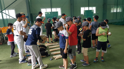 지난 20일 김해시 삼계동 김해시민체육공원 실내 야구연습장에서 김해시자원봉사센터와 한국가스공사가 운영하는 야구교실이 열리고 있다.