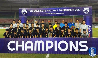 미얀마 U-16 국제축구대회에서 우승한 한국 U-15 남자축구대표팀. / 대한축구협회