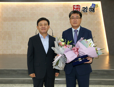 김해시 ‘9월 자랑스러운 CEO상’에 선정된 최석림 현성기업(주) 대표(오른쪽)가 허성곤 김해시장과 기념사진을 찍고 있다.