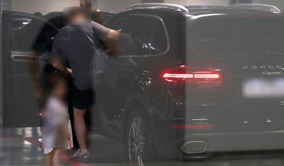 지난 1일 오후 창원NC파크 지하 1층 주차장에서 A 선수가 임산부 주차구역에 주차된 자신의 차량에 오르고 있다. 연합뉴스