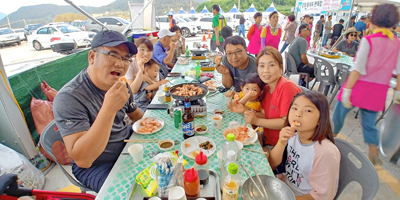 지난달 23∼25일 3일간 열린 `제3회 보물섬 남해 갈화 왕새우축제`에 한 가족이 방문해 새우를 맛보며 축제를 즐기고 있다.