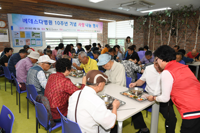 지난 5일 양산시 장애인 복지관에서 베데스다병원 10주년 기념 ‘사랑 나눔 행사’가 열리고 있다.