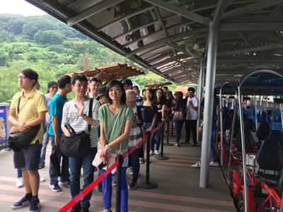 외국인 관광객들이 김해낙동강레일파크를 방문해 관광을 즐기고 있다.