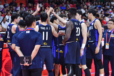 지난 8일 중국 광저우체육관에서 열린 2019 국제농구연맹(FIBA) 농구 월드컵 17∼32위 순위결정전 2차전에서 승리한 한국 선수들이 하이파이브를 하고 있다. 연합뉴스