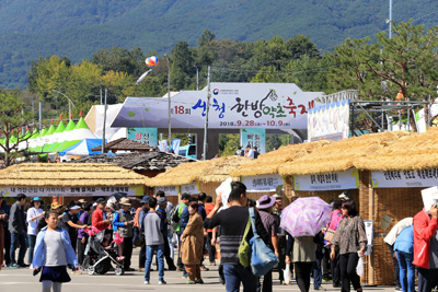 지난해 축제 때 축제장을 가득 메운 수많은 관람객 모습.