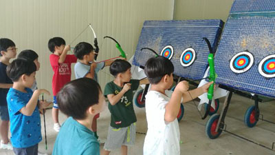 촉석초등학교는 1~2학년을 대상으로 9월 한 달간 양궁 체험 수업을 진행하고 있다.