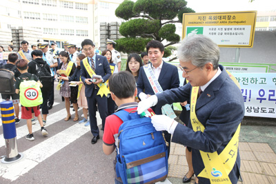 박종훈 교육감은 지난 18일 오전 창원 외동초등학교 앞에서 실시한 스쿨존 교통안전 캠페인에 참여했다.