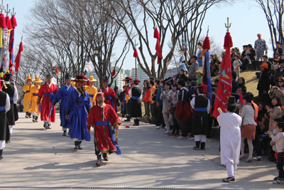 진주시는 진주성 수성중군영 교대의식， 전통무기 및 무예 체험행사를 다음 달 축제 기간 중에 개최한다. 사진은 지난해 행사 모습.