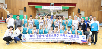 22일 사천시 삼천포초등학교 체육관에서 열린 첫 친선경기에서 선수들이 경기를 치른 후 기념촬영을 찍고 있다.