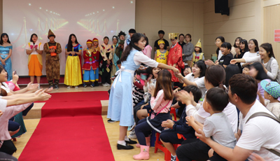 남지청소년문화의집에서 미녀와 야수의 미녀 벨이 참가자들에게 선물을 나눠주고 있다.
