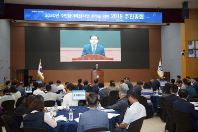 창원시가 30일 개최한 ‘2019년 주민참여예산 총회’에서 허성무 시장이 기념사를 하고 있다.