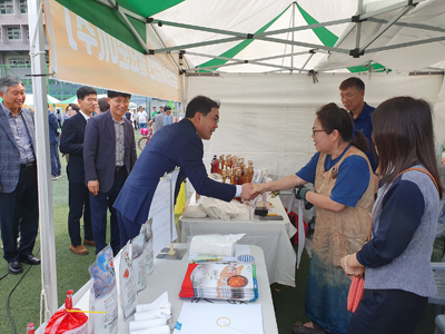 지난 5일 열린 `2019 지역생산품 박람회`에서 허성무 창원시장이 지역생산품 박람회 부스를 방문해 참가자들을 격려하고 있다.