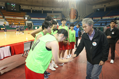 박종훈 교육감이 지난 5일 오전 11시에 서울 잠실학생체육관에서 전국체전에 참여한 삼천포여고 농구선수를 격려하고 있다.