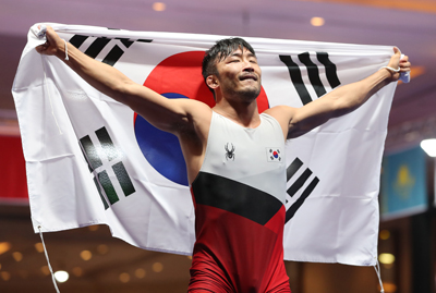지난해 자카르타 아시안게임에서 금메달을 획득한 류한수 선수가 태극기를 펼쳐 들어 보이고 있다. 연합뉴스