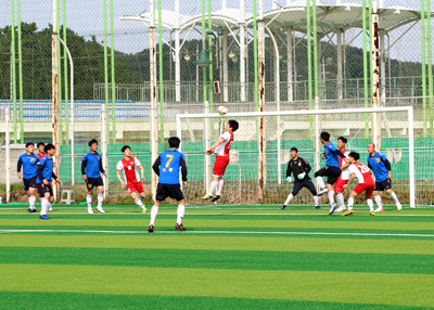 지난 6일 개최된 함안군수기 생활체육 축구대회에 참가한 축구 동호인이 헤딩슛을 날리고 있다.