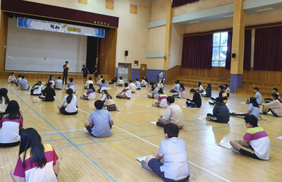 율하중학교는 지난 4일 한글날 기념 교내 독서행사를 열었다.
