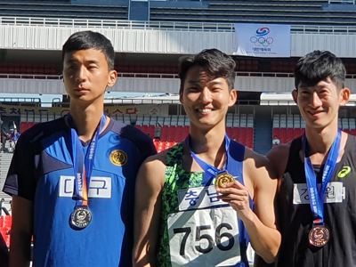 우상혁(가운데)이 9일 서울시 잠실종합운동장에서 열린 제100회 전국체전 남자 높이뛰기에서 우승한 뒤， 금메달을 걸고 기뻐하고 있다. 왼쪽은 2위 윤승현， 오른쪽은 3위 이광태다.