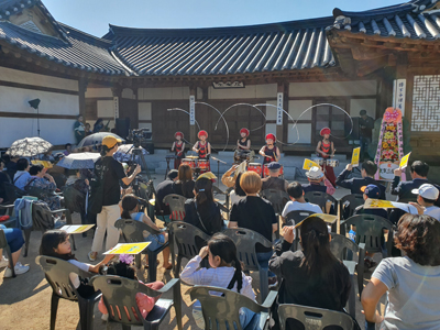 9일 김해한옥체험관 야외마당에서 열린 마음모아 콘서트에서 우리소리예술단 단원들이 난타공연을 펼치고 있다.