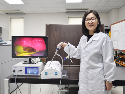 한국전기연구원 RSS센터가 개발한 `췌장암ㆍ담도암 표적 치료용 형광복강경 및 광역학 기술`이 `2019년 국가연구개발 우수성과 100선`에 선정됐다. 사진은 배수진 책임연구원.