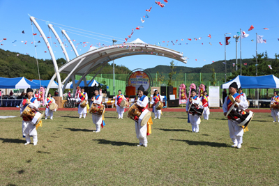 지난 9일 개최된 의령 대의면민체육대회 행사에 참가한 농악단이 흥겨운 축하공연을 펼치고 있다.
