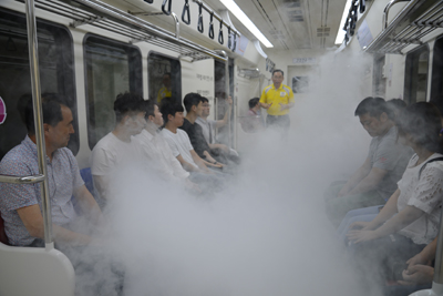 학생들이 지하철안전교육장에서 안전수칙과 화재 대피 교육을 받고 있다.