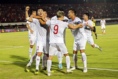 박항서 감독이 이끄는 베트남 축구 대표팀이 인도네시아를 3-1로 꺾고 기뻐하고 있다. 연합뉴스