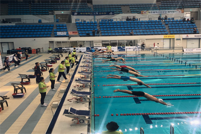 제39회 전국장애인체육대회 수영 종목에 출전한 선수들이 출발 신호가 떨어지자마자 빠르게 입수하고 있다.