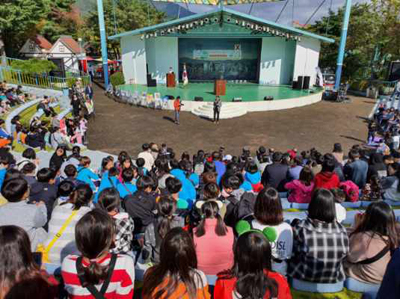 양산 지역아동센터의 날에 공연을 보는 아이들의 모습.