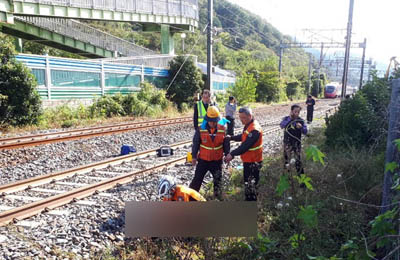 22일 오전 10시 14분께 밀양역에서 선로작업 노동자들 열차에 치이는 사고가 발생해 소방대원들이 구조작업을 펼치고 있다.